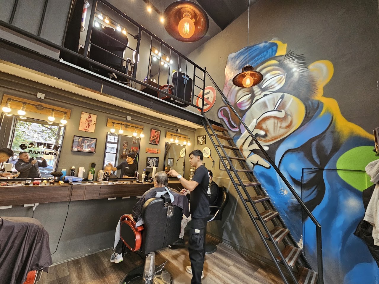 Interior industrial de Sapiens Barbería