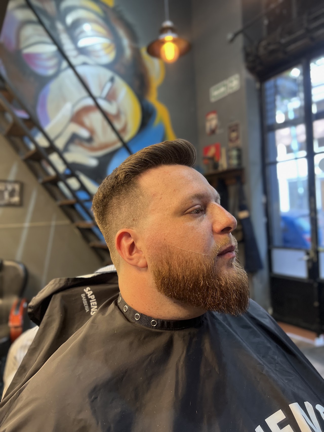 Detalle de perfilado de barba